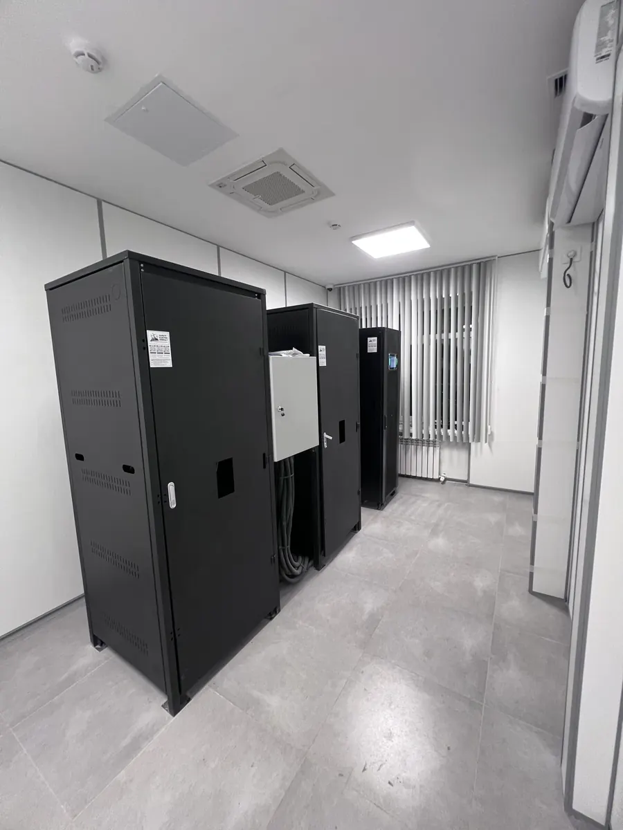 Модульный ИБП Tescom MTW 300 кВА в машинном зале лаборатории в Караганде