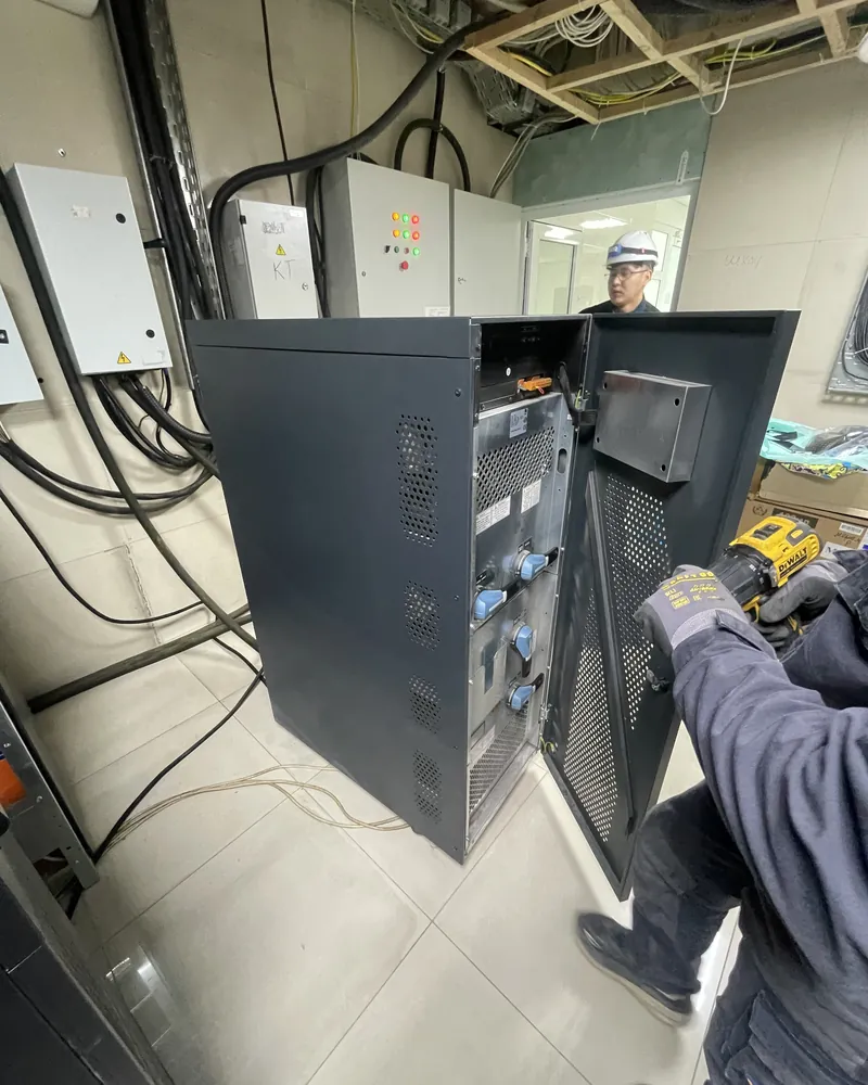 Инженеры AEC подключают ИБП Kehua в электрощитовой